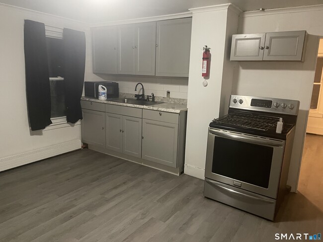 Building Photo - 411 School St