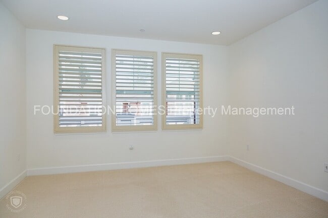 Building Photo - 222 Camellia Cir