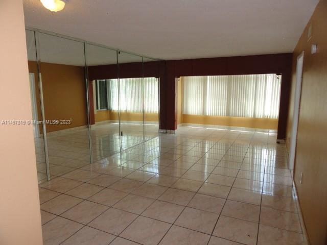 Foto del edificio - 120 Royal Palm Rd