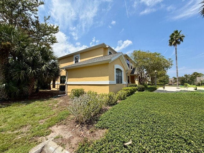 Building Photo - 3 bedroom, 3 bath Luxury Living Along the ...