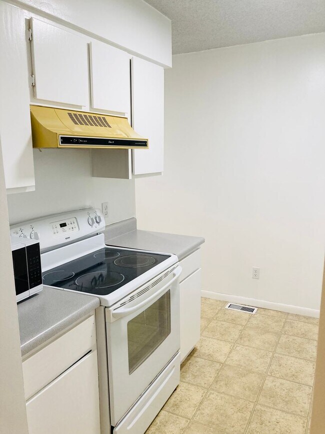 Building Photo - Clean & Fresh!