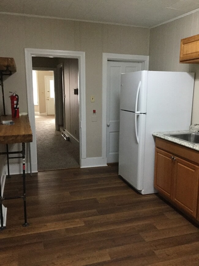 Building Photo - 3 Bedroom, 2 1/2  Bathroom half duplex, $1100 mo - Available December 19