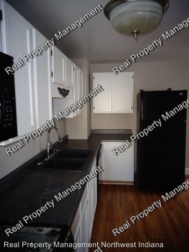 Building Photo - 616 Merrillville Rd