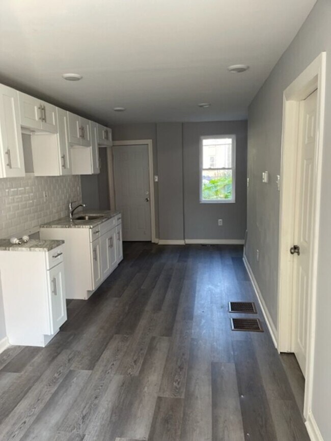 Building Photo - Beautifully Updated 2 Bedroom