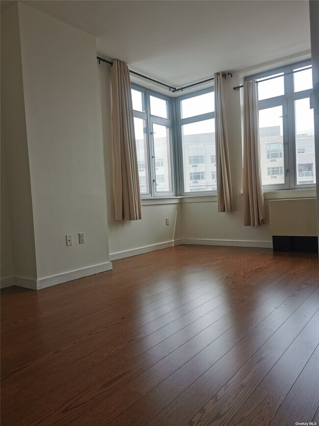 Foto del edificio - 40-28 College Point Blvd
