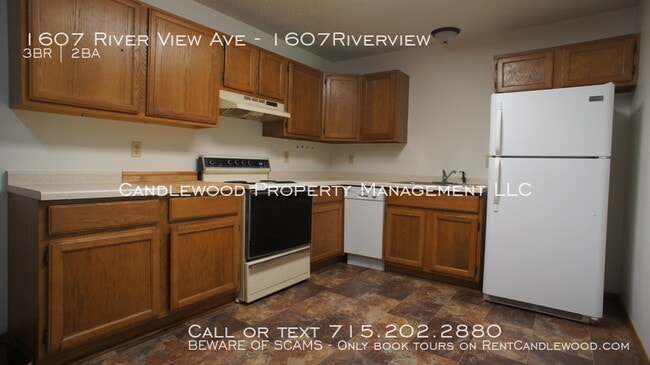 Building Photo - 3 Bedroom Pet Friendly Lower Apartment