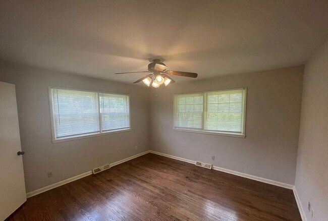 Building Photo - Beautiful 3 bed 2 bath home AVAILABLE NOW!