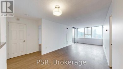 Building Photo - 45 Carlton St.