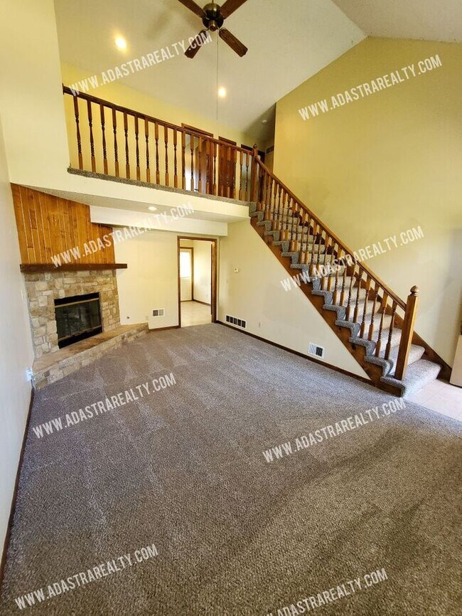 Foto del edificio - Spacious Duplex in Blue Valley-Available N...