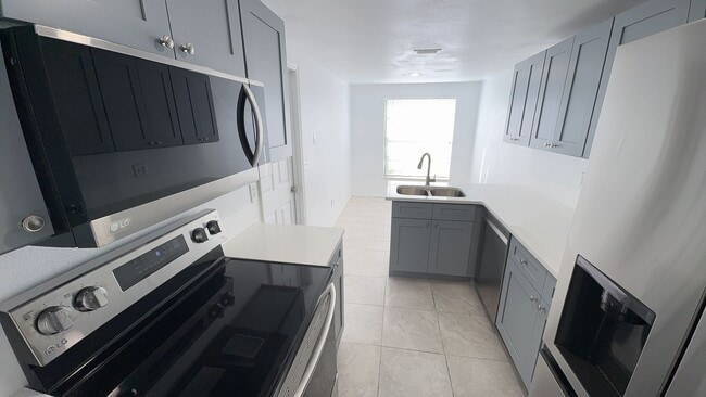 Building Photo - Recently renovated 3 bedroom, 2 bathroom, 2 car garage home for rent in Town 'n' Country.