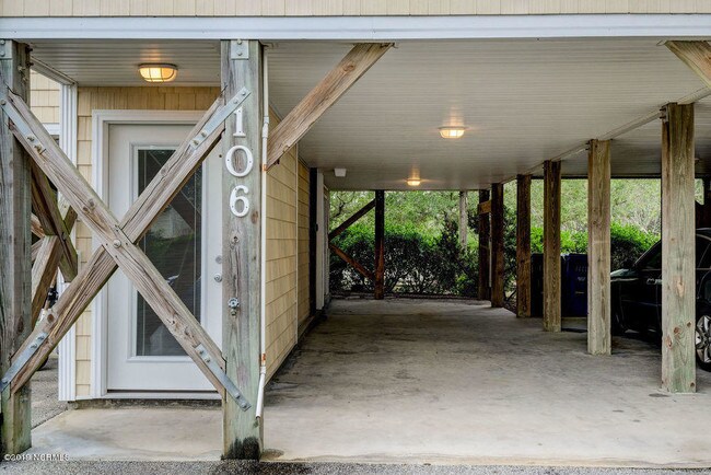 Building Photo - 828 N New River Dr