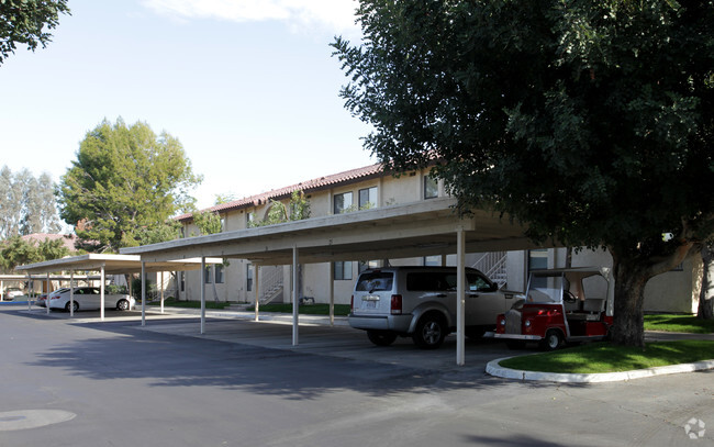 Building Photo - Royal Oaks Apartments