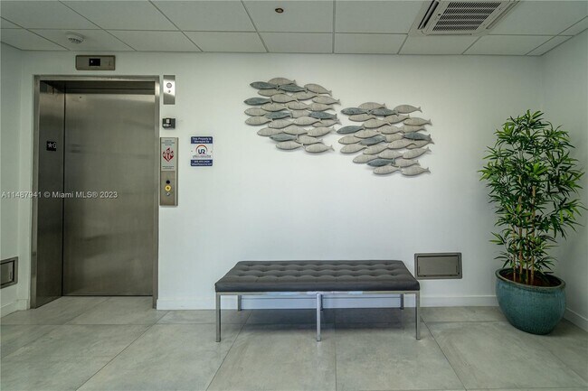 Foto del edificio - 8425 Crespi Blvd