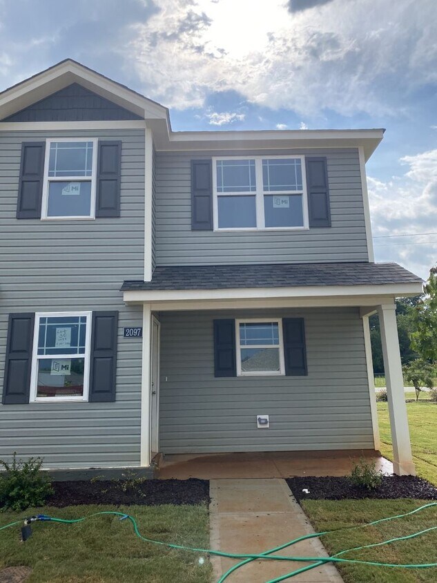 Building Photo - 3 Bedroom 2.5 Bath Townhouse