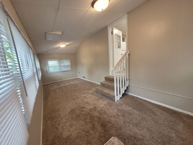 Building Photo - 2 Bedroom, 1 Bathroom home with Garage!