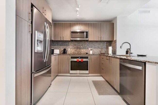 Building Photo - La Central - CityPlace Doral and across fr...