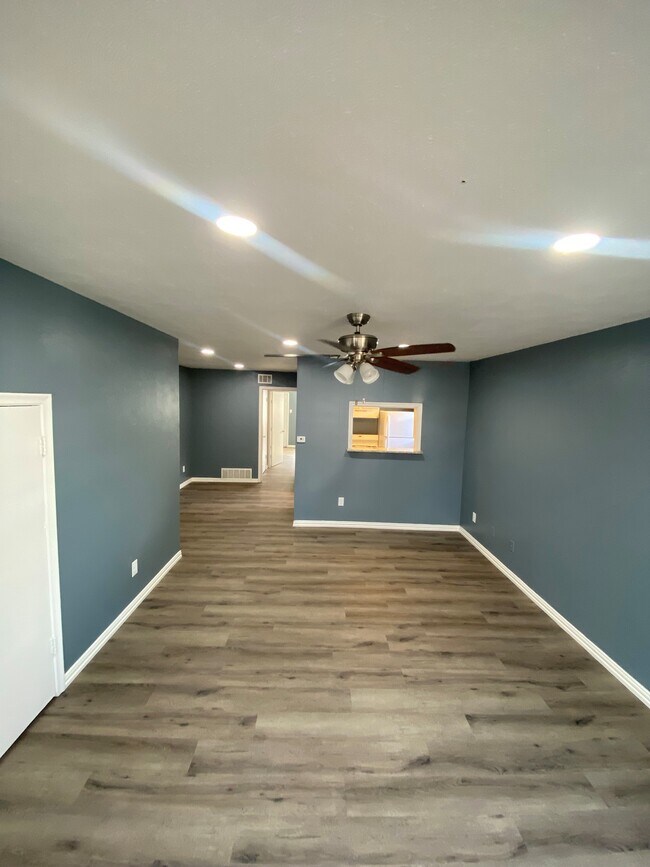 Building Photo - 2100 Oakhurst Dr
