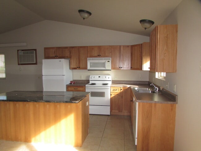 Building Photo - r1350