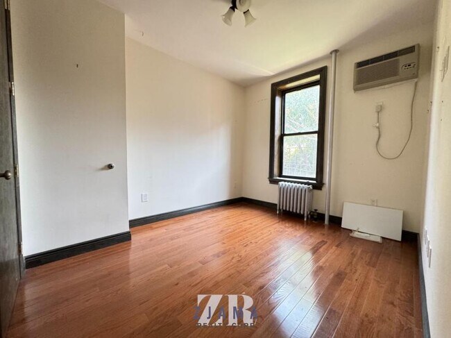 Foto del edificio - 3 bedroom in Brooklyn NY 11215