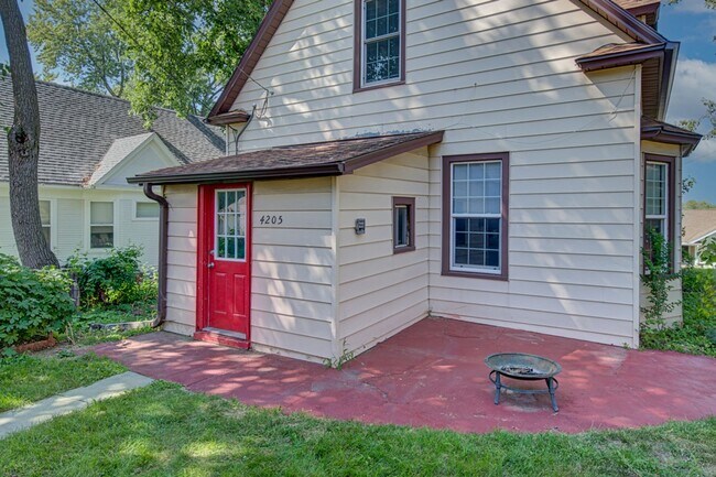 Foto del edificio - 4205 Pacific. Available June 2026.  3 bedroom, 2 bath, 2.5 car garage.  Does not qualify for gove...