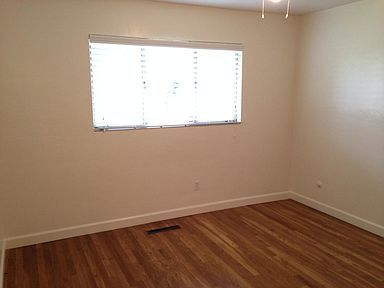 Building Photo - Large bedrooms with plenty of closet space.