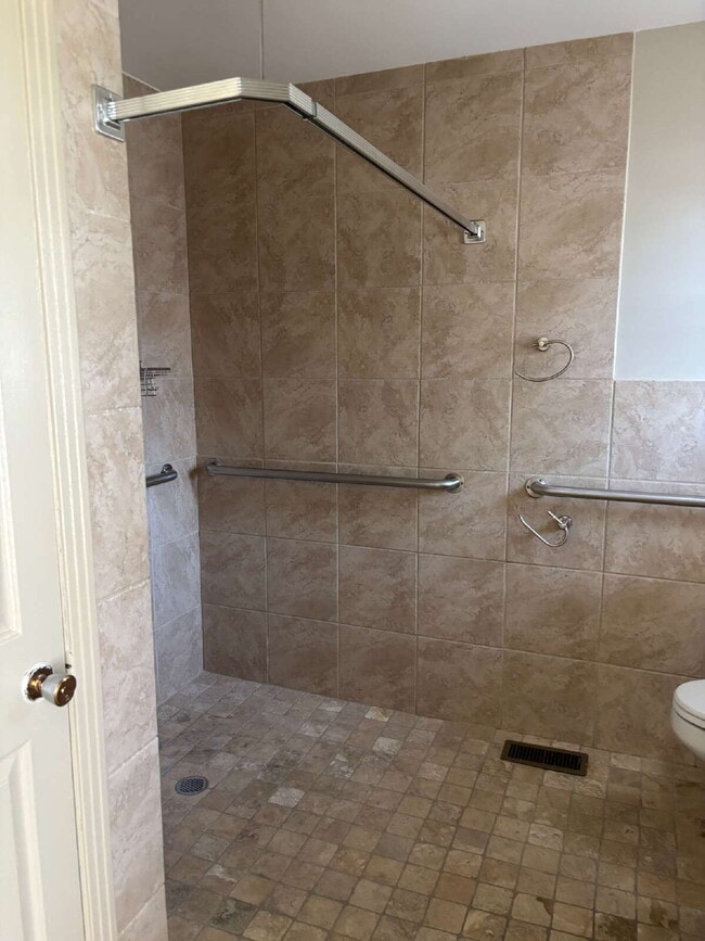 Building Photo - 307 Buckingham Pl