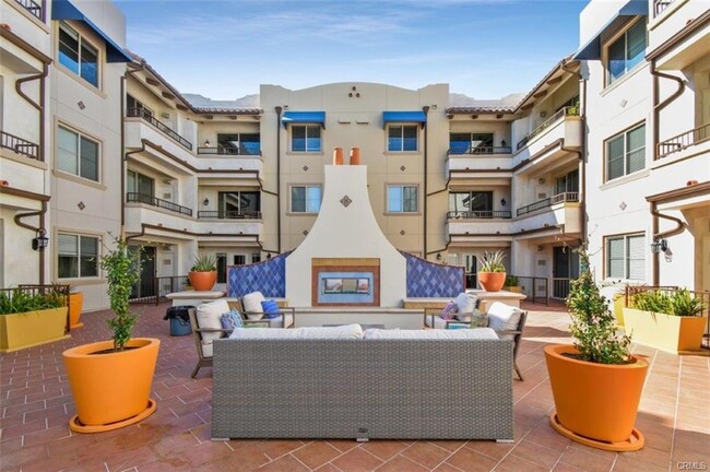Foto del edificio - 627 Deep Valley Dr
