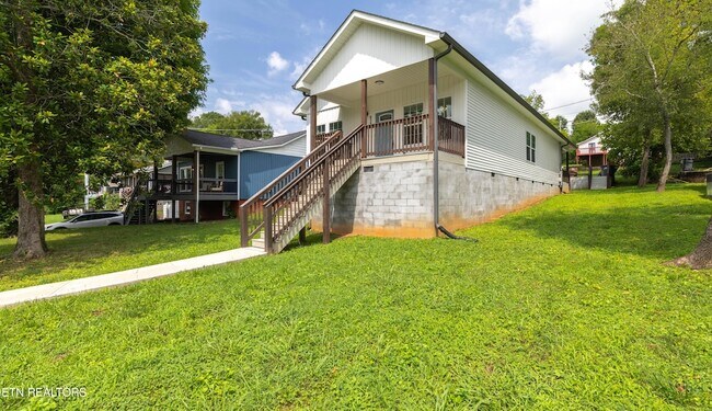 Foto del edificio - 619 Midlake Dr NE