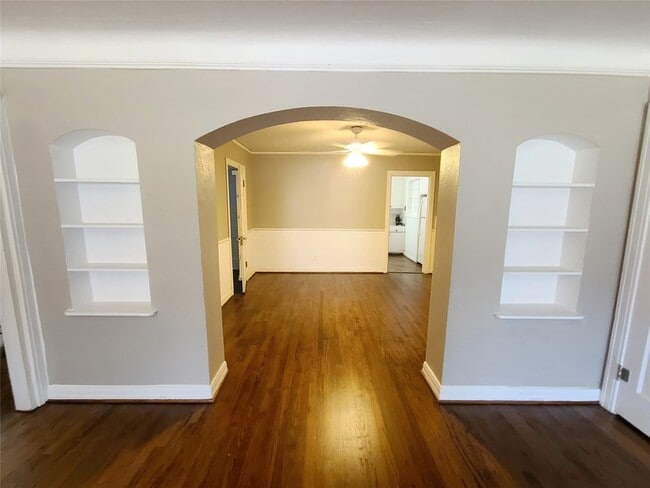 Building Photo - 5920 La Vista Dr