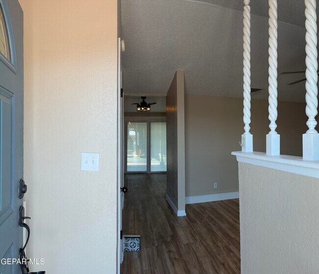 Building Photo - 5527 Carousel Dr