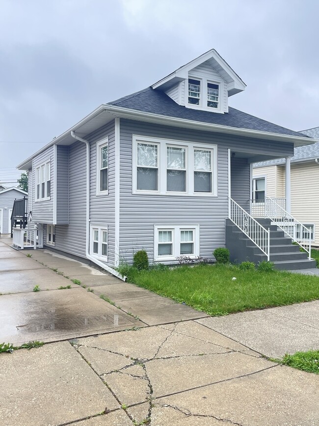 Building Photo - 4438 N Austin Ave