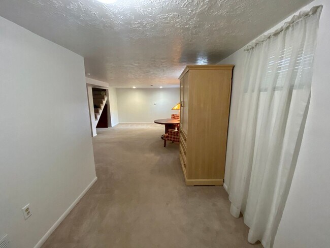 Building Photo - Spacious Milwaukie Studio