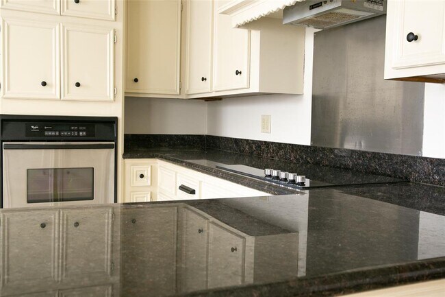 Foto del edificio - 3911 Cypress Lake Dr
