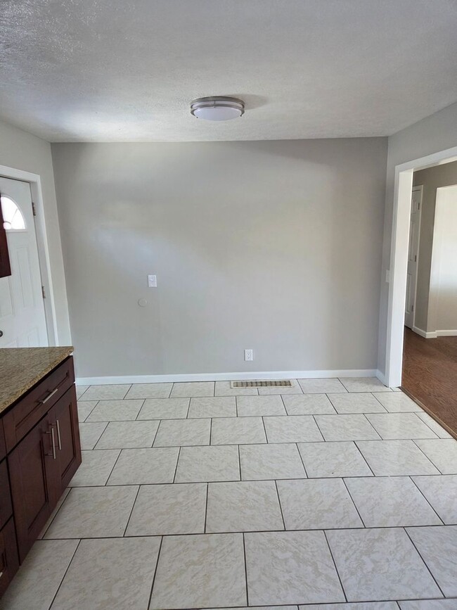 Foto del edificio - 4 bed 2.5 bath with a 2 car garage and fenced backyard