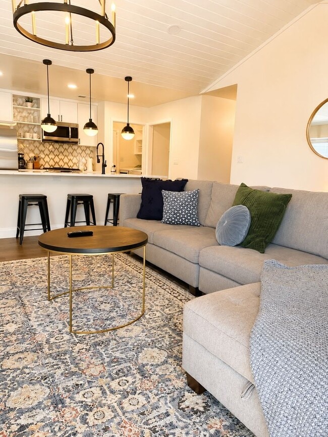 Building Photo - *** Near Domain * Stunning 4 Bedroom House * Fully Furnished * Designer Decorated * High End Luxu...
