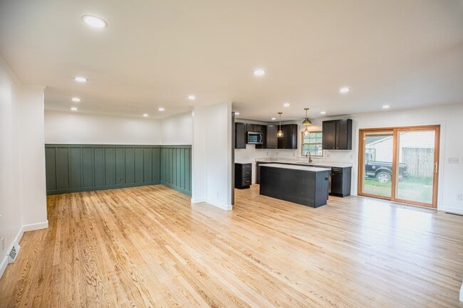 Building Photo - 200 Sewanee Cir