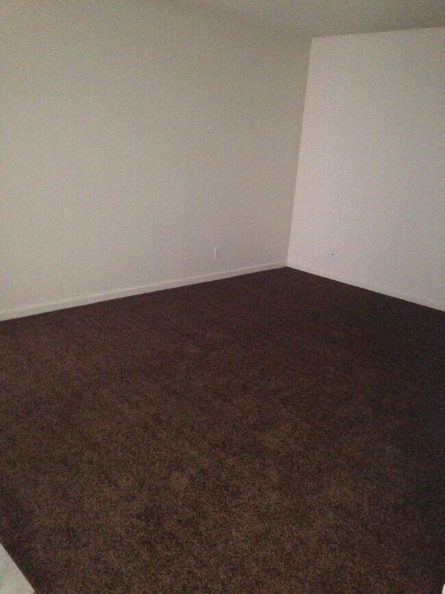 Building Photo - Spacious Triplex