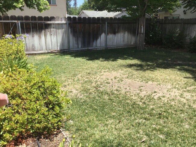 Foto del edificio - 1267 N Cedar St