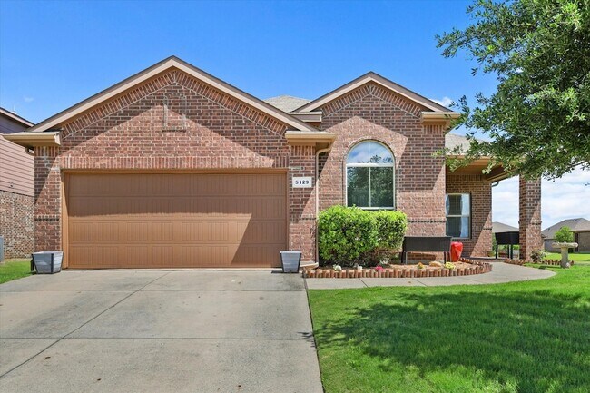 Foto del edificio - 5129 Meadow Ln