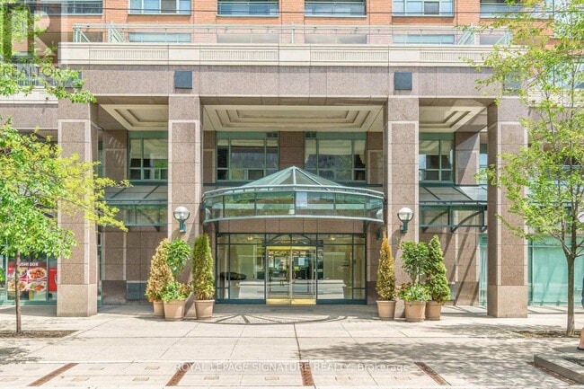 Photo du bâtiment - 887 Bay St.