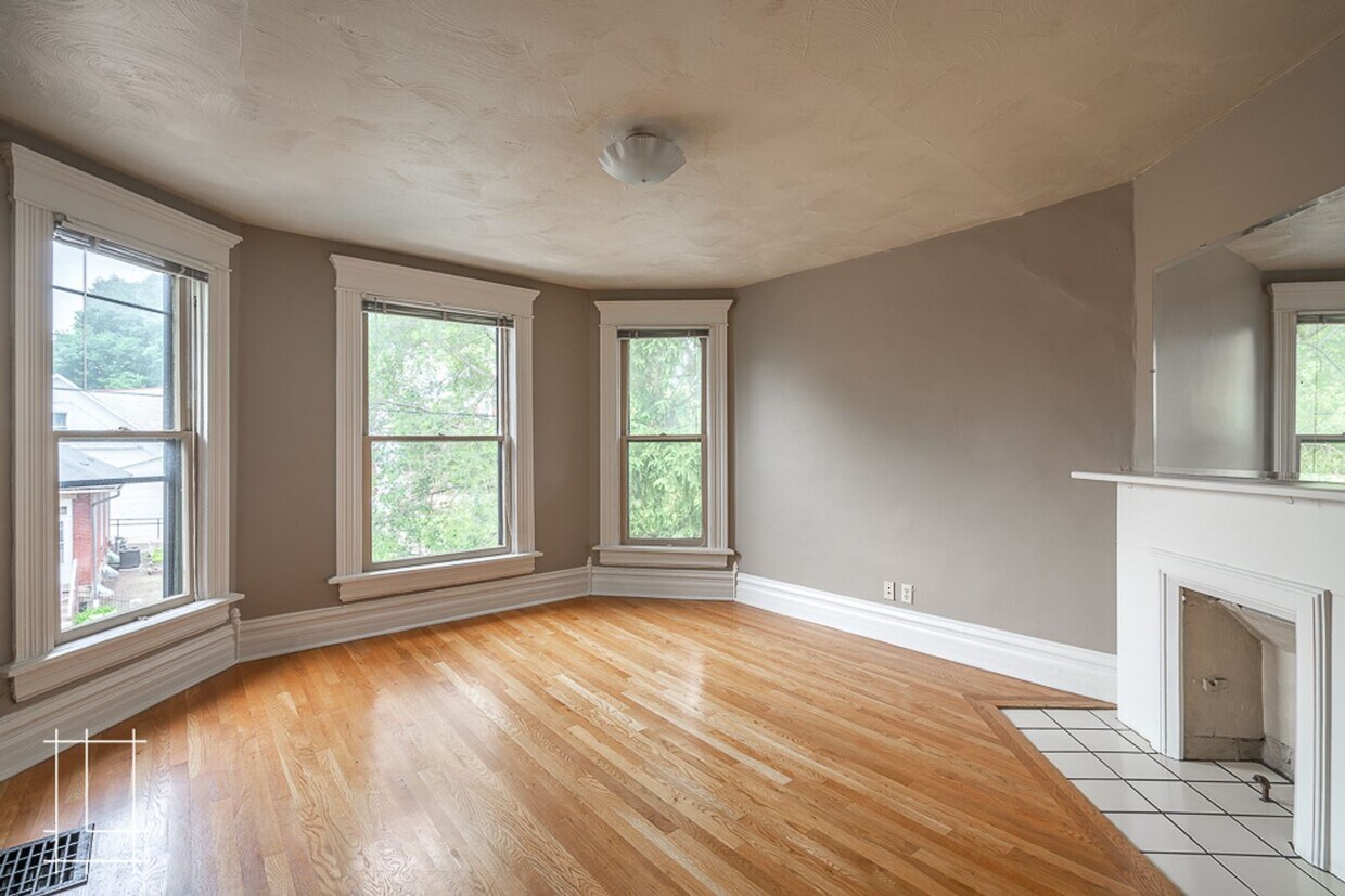 Primary Photo - 207 W Hubbard Ave