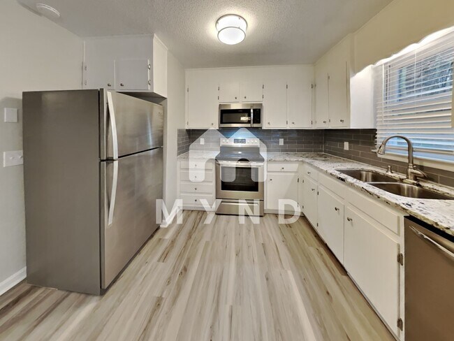 Building Photo - 1002 Meadowbrook Dr
