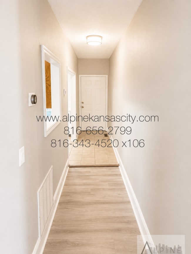 Building Photo - Spacious, 2 Car Garage! Great Location!