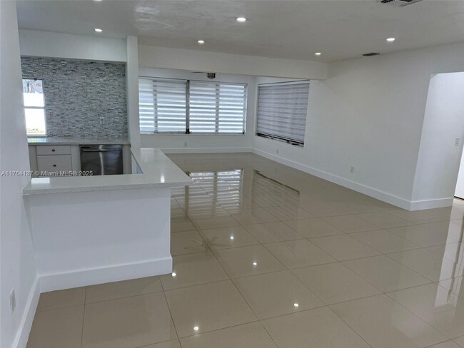 Foto del edificio - 8811 NW 15th Ct