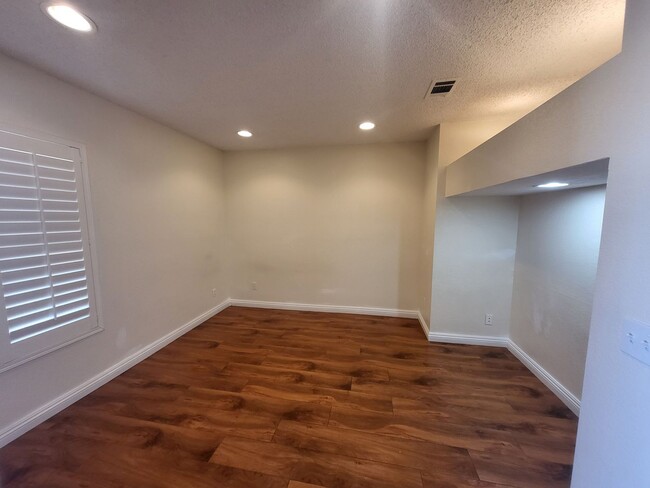 Building Photo - 3bed 2bath in Rainbow Ridge!