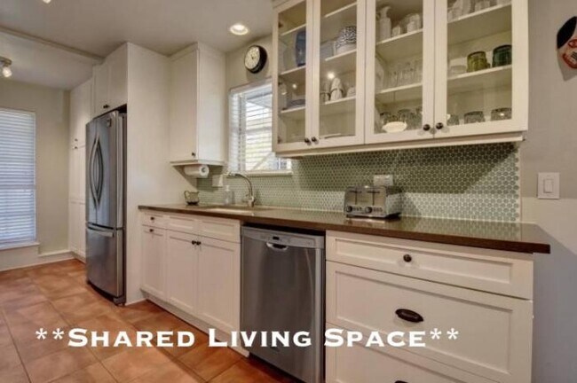Building Photo - bedroom in Los Angeles CA 91306