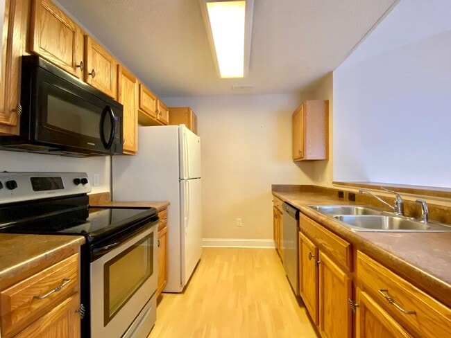 Foto del edificio - 3/2 End Unit Condo in Fletcher with Pool A...