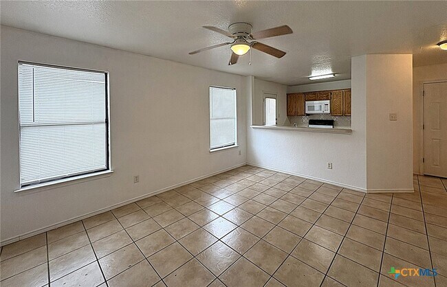 Foto del edificio - 931 Rosewood Dr