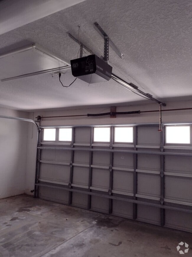 Building Photo - 4221 NE 32nd Cir