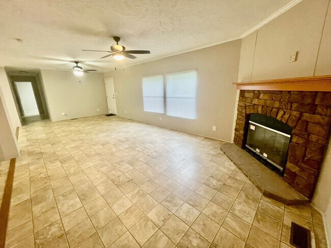 Foto del edificio - Discover this 4-bedroom, 2-bath home in Claremont, NC